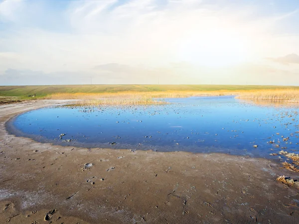 Lagoa Pequena Belíssima Entre Uma Sujeira Pôr Sol — Fotografia de Stock