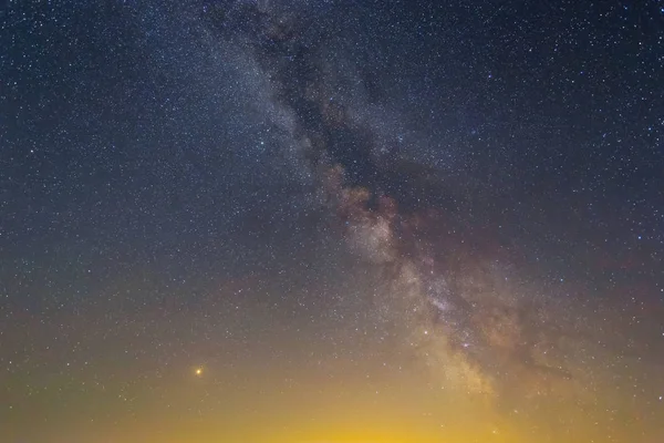Samanyolu Nun Karanlık Gece Gökyüzü Arka Plan Üzerinde — Stok fotoğraf