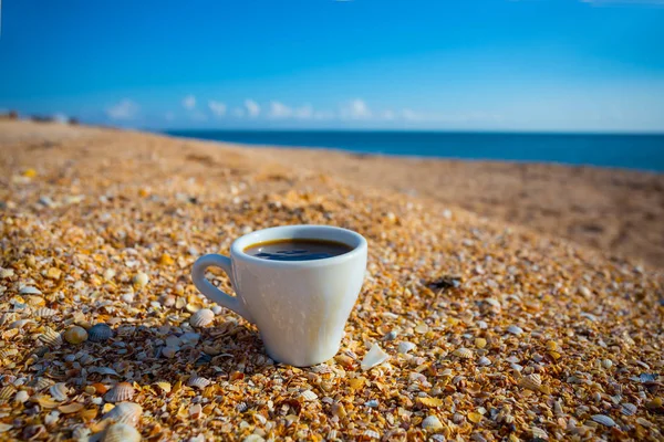 Xícara Cofee Uma Praia Areia — Fotografia de Stock