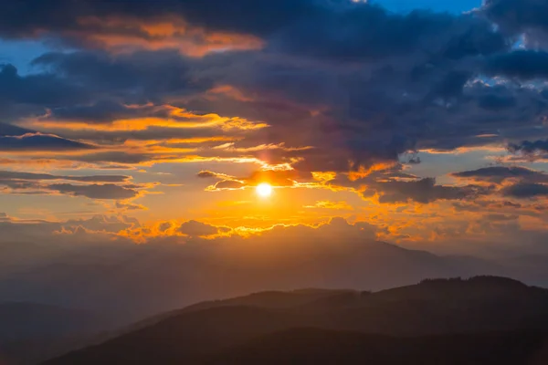 Dağ Zincirleri Dramatik Güneşin Altında — Stok fotoğraf