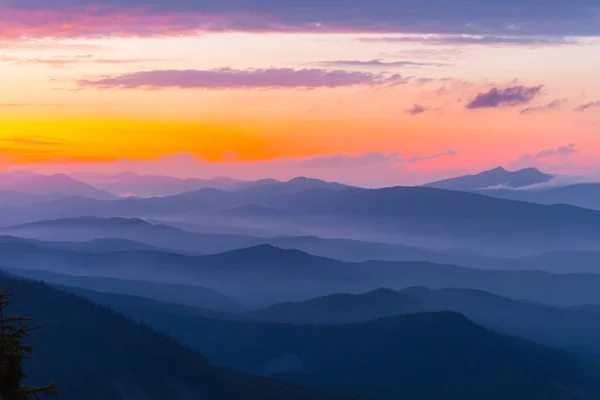 Silhueta Montanha Noite Uma Névoa Azul Crepúsculo — Fotografia de Stock