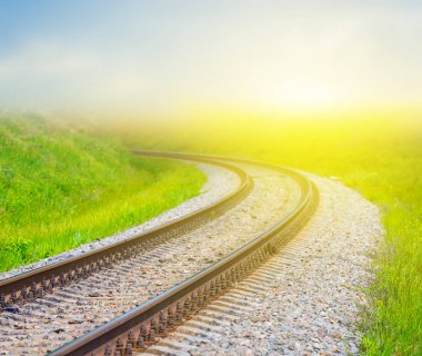 yeşil alanlar arasında demiryolu dönüş