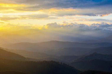 gün batımında dağ Vadisi