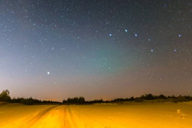 gece kumlu çöl ile büyük Ayı takımyıldızı yönünde bulunan bir gökyüzü üzerinde