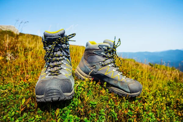 山の斜面に観光ブーツのクローズ アップ — ストック写真