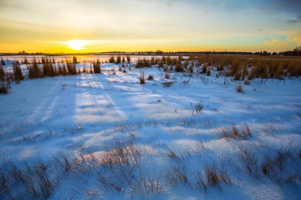 Winter Snowbound Prairie Bij Dramatische Zonsondergang — Stockfoto