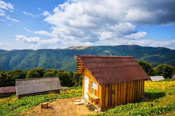 Kis Farm Egy Zöld Hegy Között — Stock Fotó