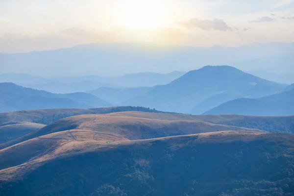 Kvällen Bergsdal Blå Dimma Solnedgången — Stockfoto