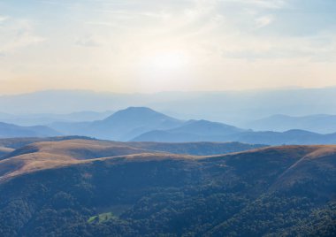 Günbatımında sakin akşam dağ Vadisi