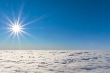 yoğun bulutlar üzerinde güneş parlıyor