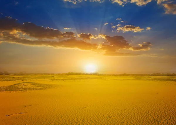 Pôr Sol Dramático Sobre Deserto Arenoso Quente — Fotografia de Stock