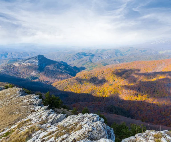 Blick Von Einem Bergrücken Auf Das Herbstliche Gebirgstal — Stockfoto