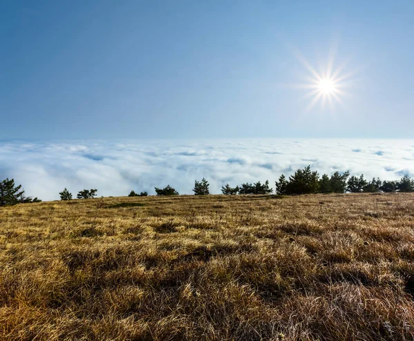 Pianura Montana Sopra Una Fitta Nube Nella Giornata Sole — Foto Stock