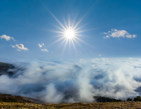 Meseta Montaña Sobre Nubes Densas —  Fotos de Stock