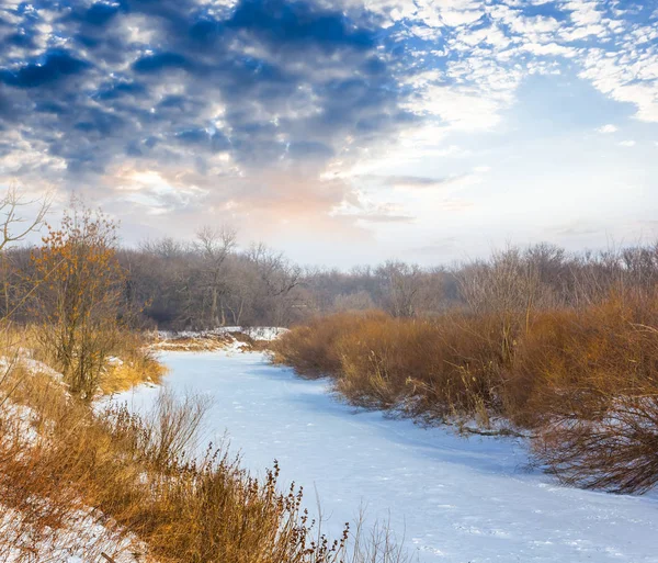 Winter Bevroren Rivier Onder Een Forest — Stockfoto