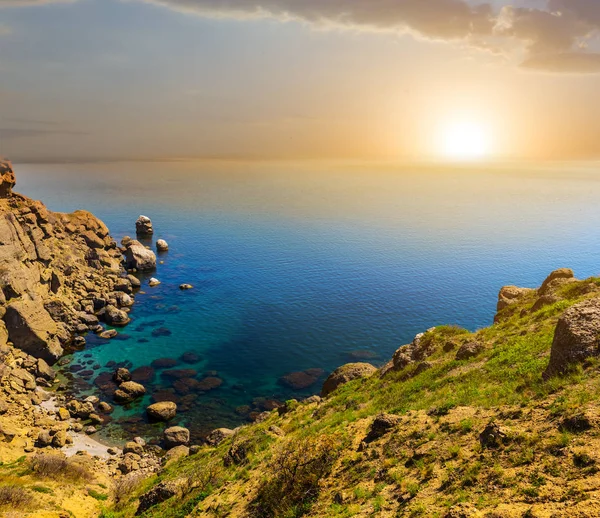 Gün Batımında Kayalık Sahil Ile Defne Deniz — Stok fotoğraf