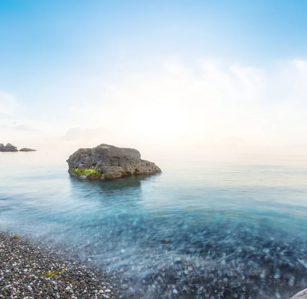 早朝で静かな岩海海岸 — ストック写真