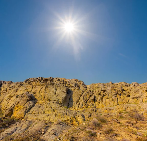 Bergrug Een Zonnige Hemelachtergrond — Stockfoto