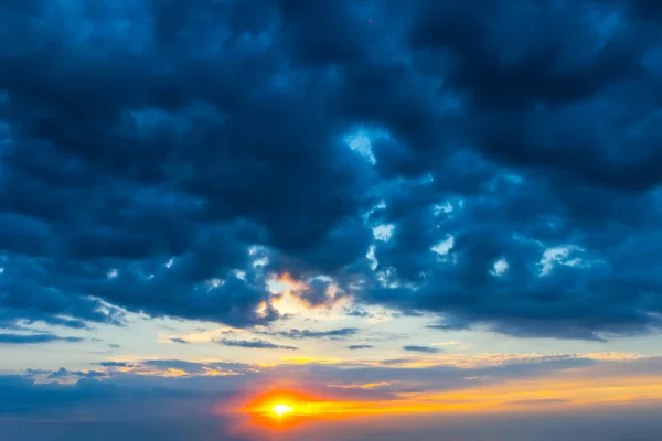 Dramatik Bulutlu Gökyüzü Günbatımı Doğa Arka Plan — Stok fotoğraf