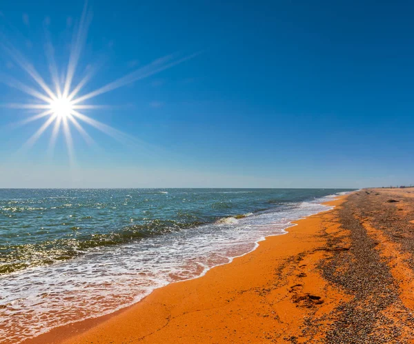 Verão Quente Praia Mar Arenoso Sob Sol Brilhante — Fotografia de Stock