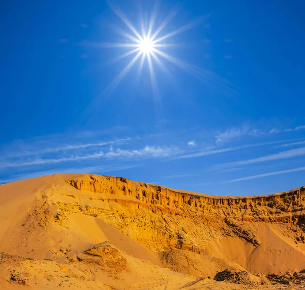 Sandstranden Väggen Gnistrande Sol — Stockfoto