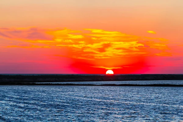 Ruhige Meeresbucht Beim Dramatischen Sonnenuntergang — Stockfoto
