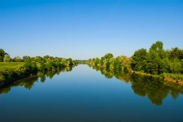 Canal Liniștit Iregare Lăsând Departe Sub Cer Albastru — Fotografie, imagine de stoc