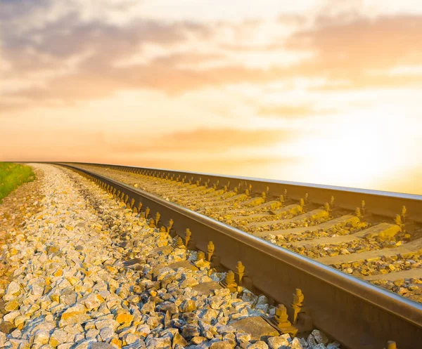 夕日を背景に鉄道をクローズ アップ — ストック写真