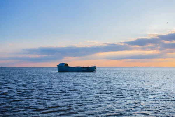 Kleine Bootsilhouette Inmitten Eines Meeres Bei Sonnenuntergang — Stockfoto