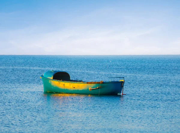 Pequeno Barco Entre Uma Paisagem Mar Manhã — Fotografia de Stock