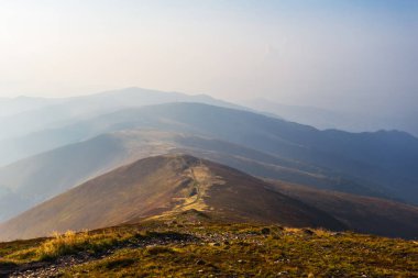 sessiz dağ sırtı mavi sis içinde