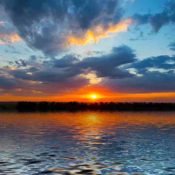 Dramatiska Solnedgången Reflekteras Sjön — Stockfoto