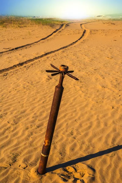 Vecchio Missile Arrugginito Colpito Deserto Sabbioso — Foto Stock