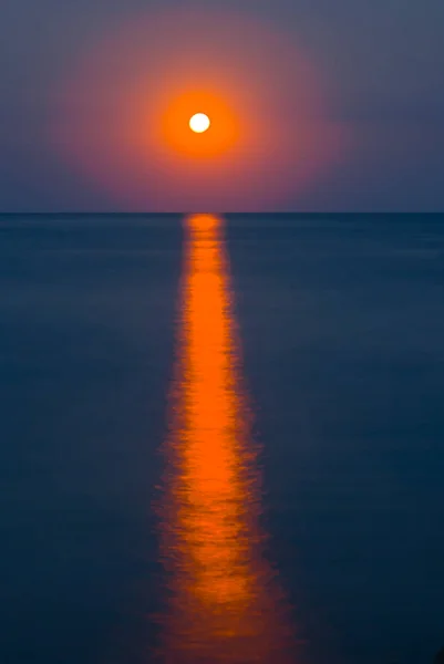 Vollmond Steigt Über Einem Ruhigen Meer — Stockfoto