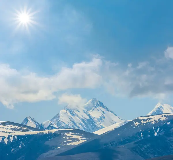 Schneebedeckter Gebirgskette Unter Funkelnder Sonne — Stockfoto