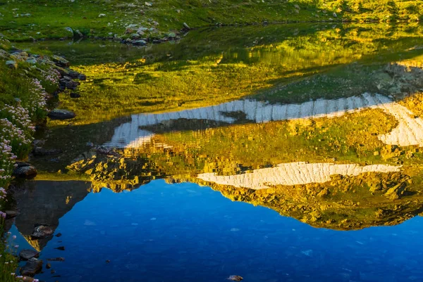 Ladera Montaña Reflejada Pequeño Lago Tranquilo —  Fotos de Stock