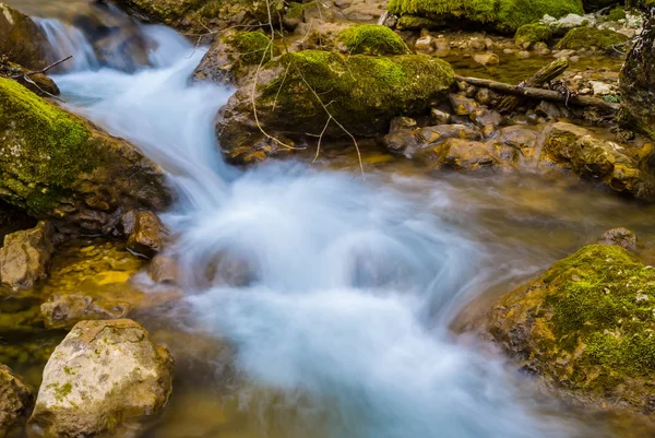 Гірська Річка Пливе Над Камінням — стокове фото