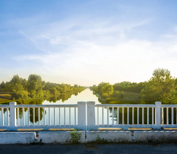 Kleine Brücke Über Den Bewässerungskanal Bei Sonnenuntergang — Stockfoto
