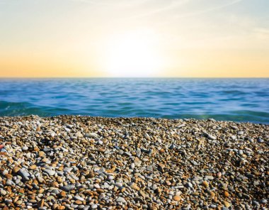 deniz plaj gün batımında taşlarla