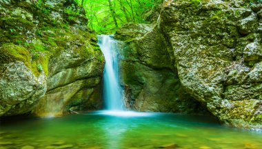 Tatlı küçük şelale bir dağ içinde