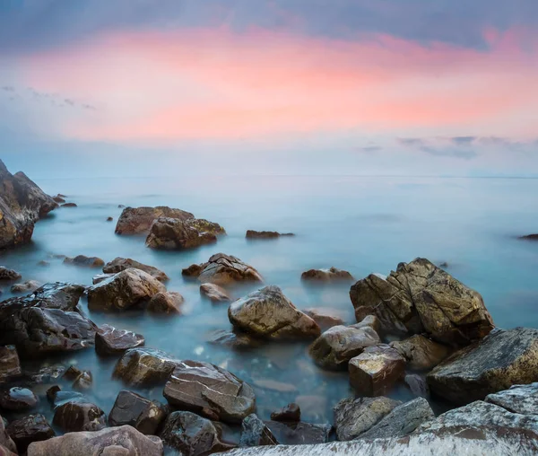 Costa Marítima Tranquila Com Pedras Início Manhã — Fotografia de Stock