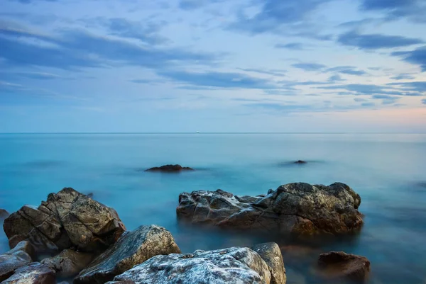 Ruhige Meeresbucht Mit Steinen Frühen Morgen — Stockfoto