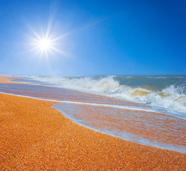 Gorące Lato Sceny Piaszczystej Sea Plaża Słońca Blasku — Zdjęcie stockowe