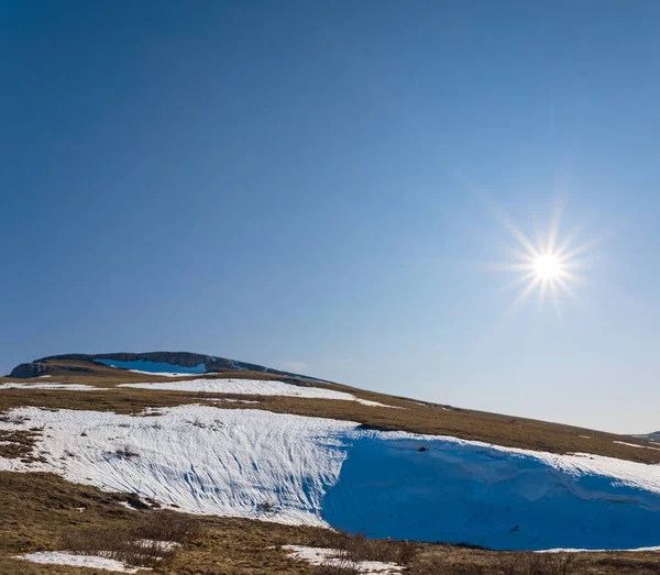 Cume Montanha Uma Neve Dia Ensolarado — Fotografia de Stock