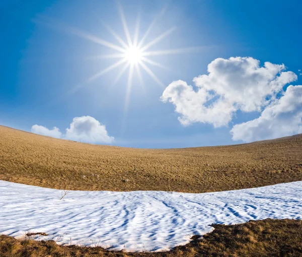 Las Colinas Invernales Nieve Bajo Sol Brillante —  Fotos de Stock