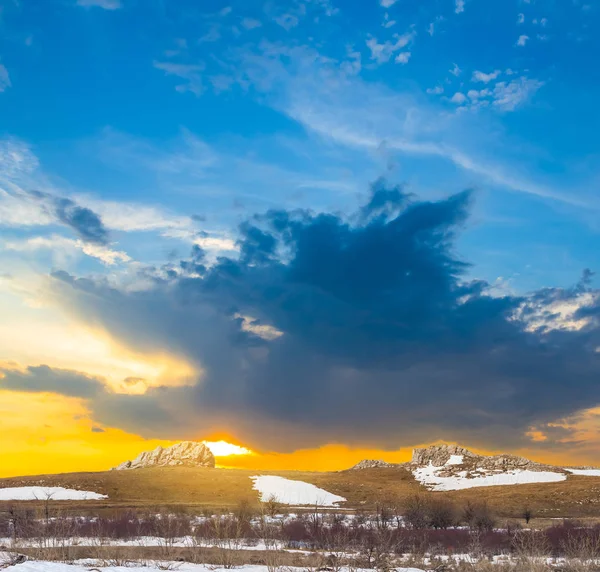 Schneebedeckter Bergrücken Beim Dramatischen Sonnenuntergang — Stockfoto