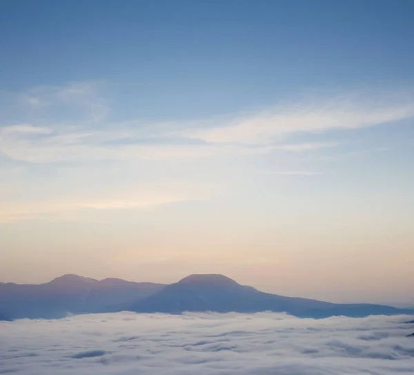 Silhueta Cume Montanha Fundo Denso Céu Nublado — Fotografia de Stock