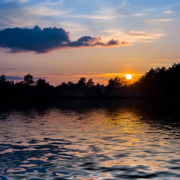 夕暮れ時 小さな静かな湖 — ストック写真