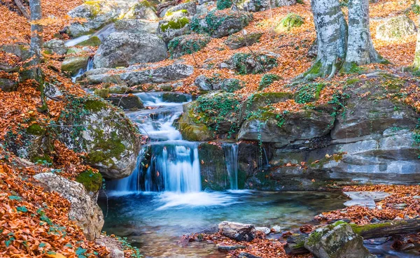 Kleiner Wasserfall Fluss Der Durch Die Herbstliche Schlucht Rauscht — Stockfoto