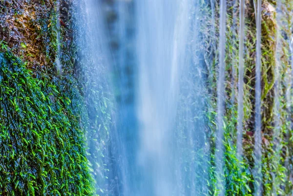 Поток Воды Крупным Планом Мчится Камню Зеленым Мхом — стоковое фото